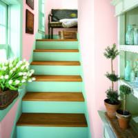 Лестница с мятными ступеньками в частном доме