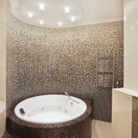 Круглая ванна с облицовкой мозаикой