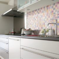 Облицовка кухонного фартука мелкой мозаикой
