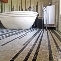 Узкие линии в мозаике ванной комнаты