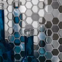 Пчелиные соты из мозаики и стеклянные бутылки