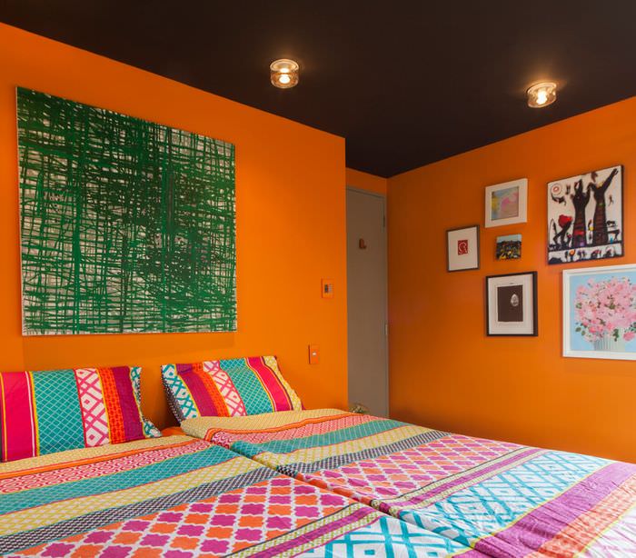 Оранжевый и темно-коричневый цвета в интерьер спальни для молодых