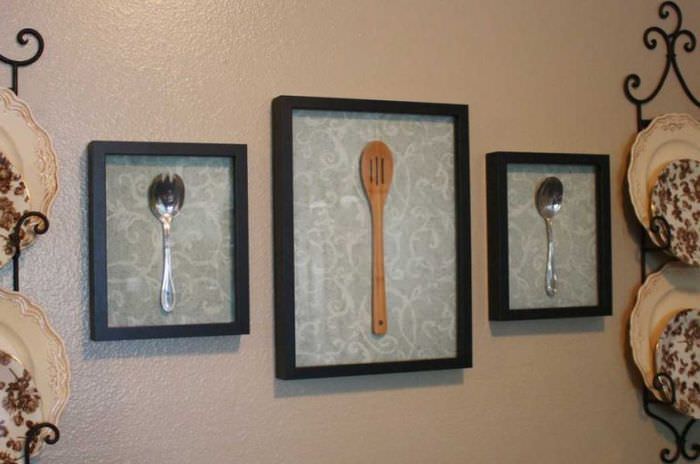 Картины с ложками на стене кухни
