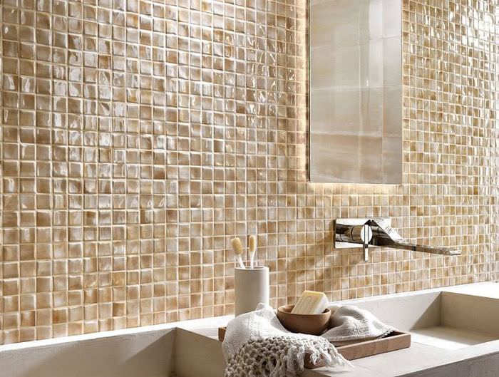 Керамическая мозаика на стене ванной комнаты