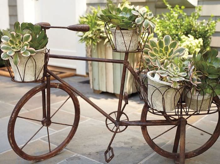 Клумба для цветов из старого велосипеда
