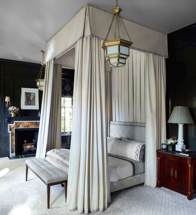 Кровать с балахоном в дизайне спальни с высокими потолками
