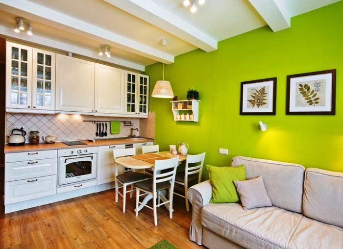 Интерьер совмещенной кухни в бело-зеленом цвете