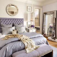 Лавандовый оттенок в оформлении классической спальни