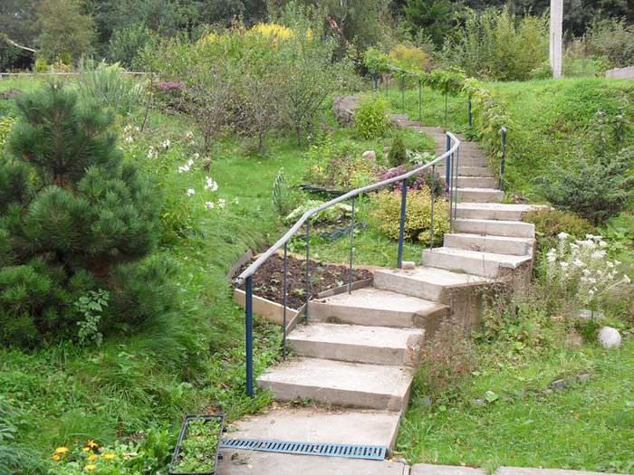 Лестница с перилами на склоне загородного участка