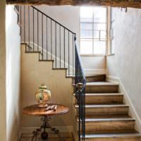 Лестница с деревянными ступенями под старину