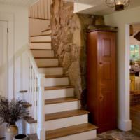 Белая лестница с коричневыми ступенями
