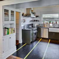 Темный линолеум со светлой полосой на кухне частного дома