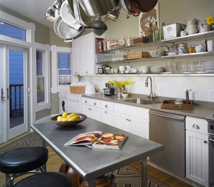Кухонный стол из металла в интерьере современной кухни