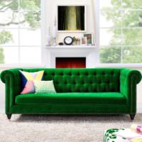 Ярко-зеленый диван и серо-белый камин