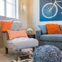 Оранжевый подушке в комнате с интерьером в пастельных тонах