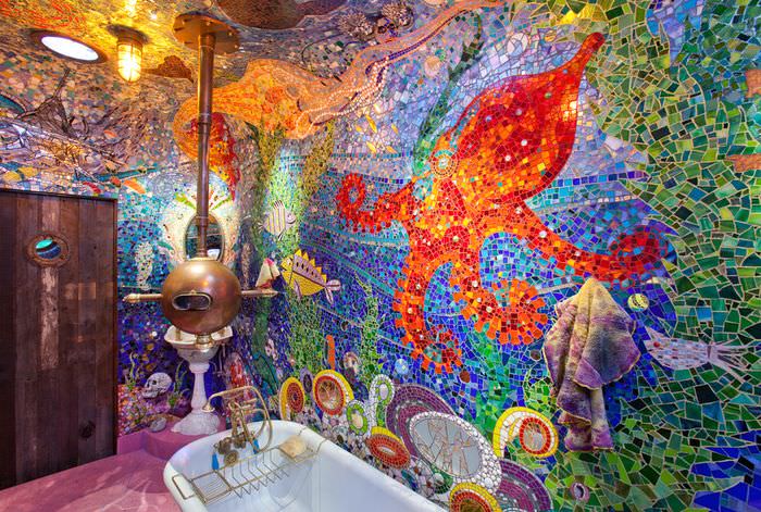 Уникальная ванная комната с отделкой стен и потолка цветной мозаикой