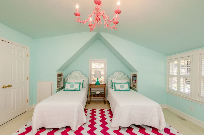 Акценты розового цвета в интерьере спальни с мятными стенами