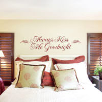 Супружеская спальня с надписью на стене