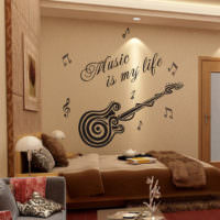 Оформление стены надписями в комнате юного музыканта