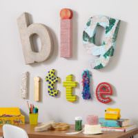 Детские буквы на стене комнаты