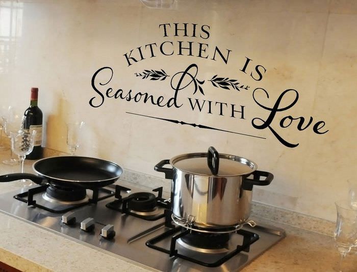 Наклейка в виде надписи на кухонном фартуке из кафеля
