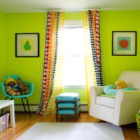 Ярко-зеленые краска на обоях в детской комнате
