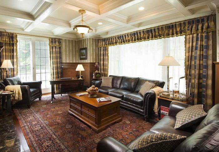 Интерьер гостиной в английском стиле с полосатыми обоями