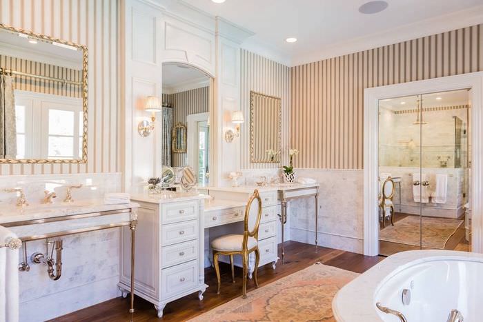 полосатые обои в ванной комнате классического стиля