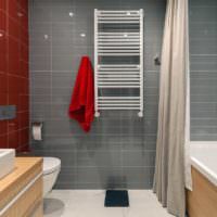 Дизайн ванной с серой и красной плиткой