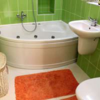 Угловая ванна и зеленая керамическая плитка