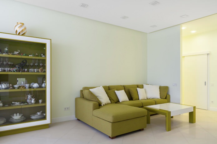 Угловой диван оливкового цвета в дизайне гостиной