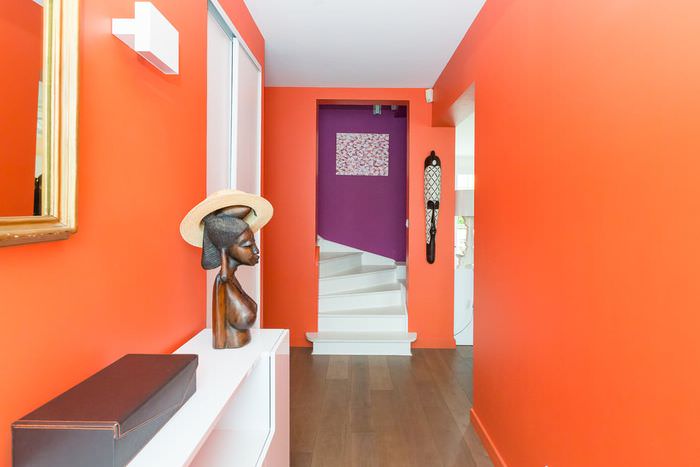 Интерьер прихожей городской квартиры в оранжевом цвете