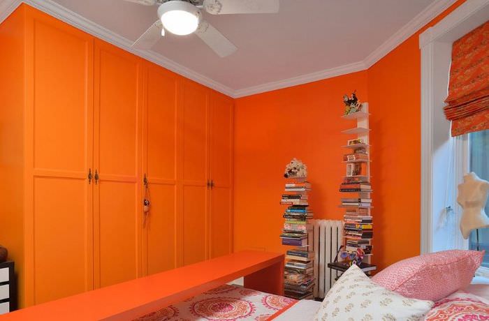 Дизайн спальни в оранжевом цвете с окнами на северную сторону дома
