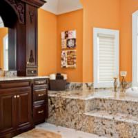 Оранжевые стены и мраморный пол в дизайне ванной комнаты