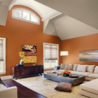 Оранжевые стены в комнате с высоким потолком