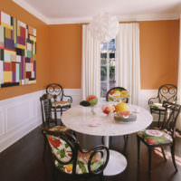 Контраст белого и оранжевого в дизайне столовой