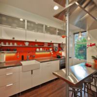 Оранжевый фартук в дизайне кухни