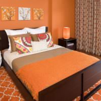 Преобладание оранжевого цвета в оформлении интерьера спальни