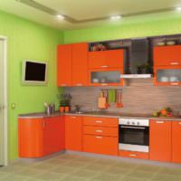 Зеленые стены и оранжевый гарнитур на кухне