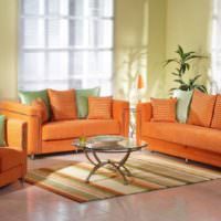 Гостиная загородного дома с оранжевыми диванами