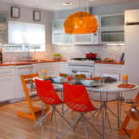 Использование ярких оранжевых оттенков в интерьере кухни