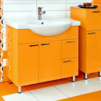 Тумба под раковину оранжевого цвета в ванной комнате