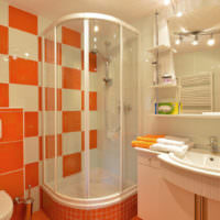 Сочетание бежевого и оранжевого цветов в интерьере ванной