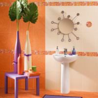 Отделка стен и пола в ванной оранжевой плиткой