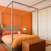 Современная спальня в оранжевых тонах