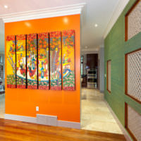Оранжевая перегородка с картинами в жилом доме