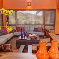 Оранжевый цвет в интерьере комнаты в восточном стиле