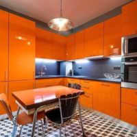 Глянцевые фасады оранжевого цвета на кухне