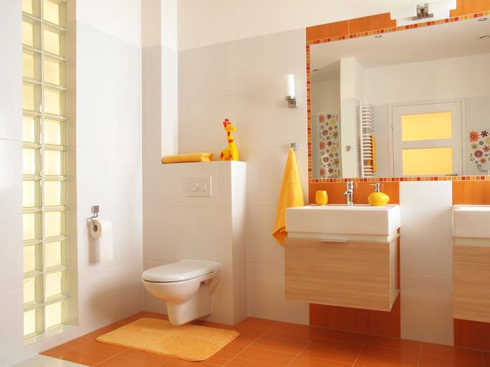 Интерьер ванной в оранжевых цветах в квартире молодой семьи