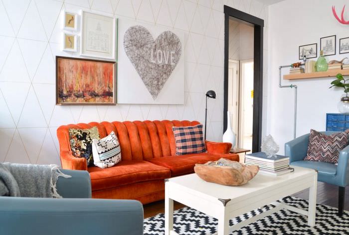 Оранжевый диван в гостиной с белыми стенами